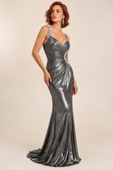 Femme Robe de soirée longue sirène métallisée avec décolleté V croisé, bretelles à strass, drapé sculptant, fente haute et traîne élégante – Robe glamour pour gala, mariage et bal