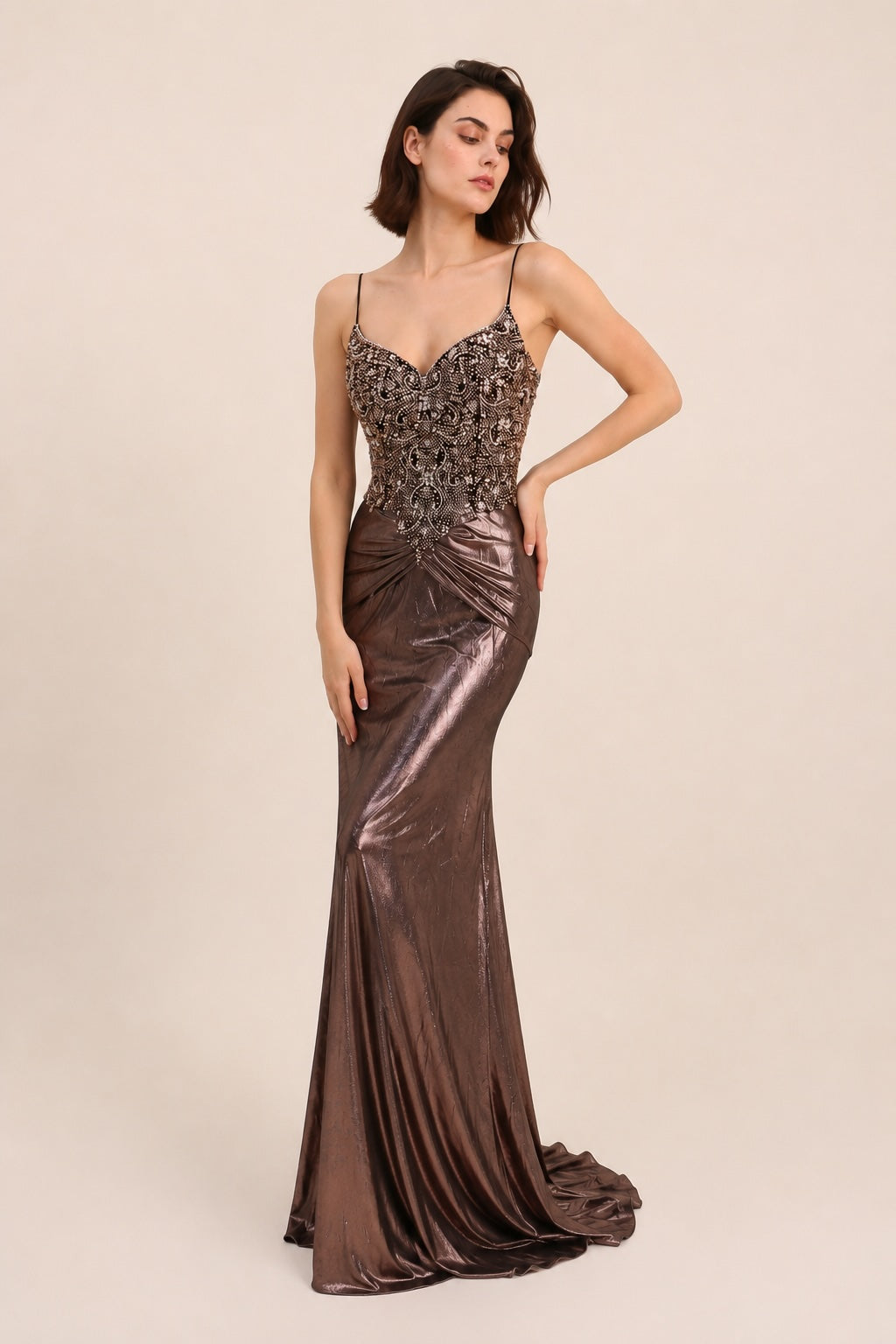 Robe de soirée sirène pour femme Dressie Dress avec décolleté en V, fines bretelles, perles et strass, drapé croisé à la taille.