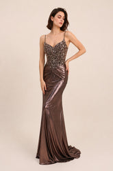 Robe de soirée sirène pour femme Dressie Dress avec décolleté en V, fines bretelles, perles et strass, drapé croisé à la taille.