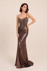 Robe de soirée sirène pour femme Dressie Dress avec décolleté en V, fines bretelles, perles et strass, drapé croisé à la taille.
