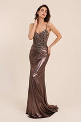 Robe de soirée sirène pour femme Dressie Dress avec décolleté en V, fines bretelles, perles et strass, drapé à la taille.