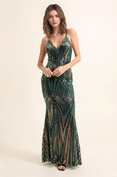 Femme Robe de soirée longue à sequins motif géométrique décolleté V & plongeant bretelles fines taille marquée et zip au dos | Dressie Dress