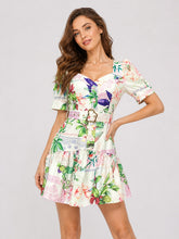Robe courte imprimée pour femme avec décolleté en cœur, manches bouffantes, ceinture à boucle et ourlet volanté, par Dressie Dress