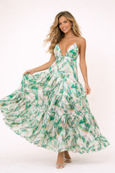 Robe femme imprimée à bretelles fines, décolleté V profond, dos nu et jupe longue à volants superposés, marque Dressie Dress.