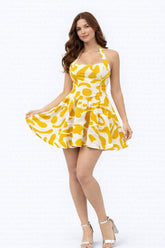 Femme Robe imprimée courte dos nu avec col halter et bretelles croisées taille marquée et jupe évasée | Dressie Dress - Dressie Dress