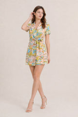 Robe courte imprimée pour femme Dressie Dress avec col tailleur, décolleté en V, manches courtes et ceinture à nouer.