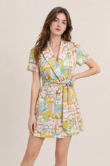 Robe courte pour femme Dressie Dress, imprimée avec col tailleur, décolleté en V, manches courtes et ceinture à nouer.