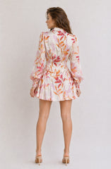 Robe courte imprimée pour femme de la marque Dressie Dress, style romantique français, avec col chemise, boutons et manches bouffantes.