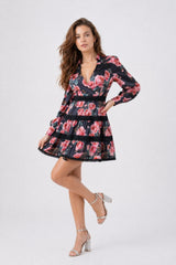 Robe courte pour femme Dressie Dress avec imprimé de roses, col V, taille marquée, dentelle et jupe volantée.