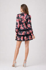 Robe courte femme imprimée de roses avec col V, taille marquée, empiècements en dentelle et jupe volantée, par Dressie Dress