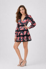 Robe courte femme imprimée de roses avec col V, taille marquée, dentelle et jupe volantée, par Dressie Dress.
