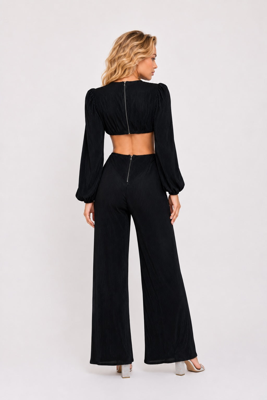 Combinaison femme noire plissée avec décolleté profond, découpes à la taille, boucle fleur, style chic et allongeant, Dressie Dress