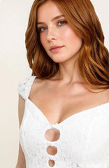 Robe en dentelle florale style romantique - triple goutte boutonnée sur le buste taille marquée et jupe wrap fendue  | Dressie Dress