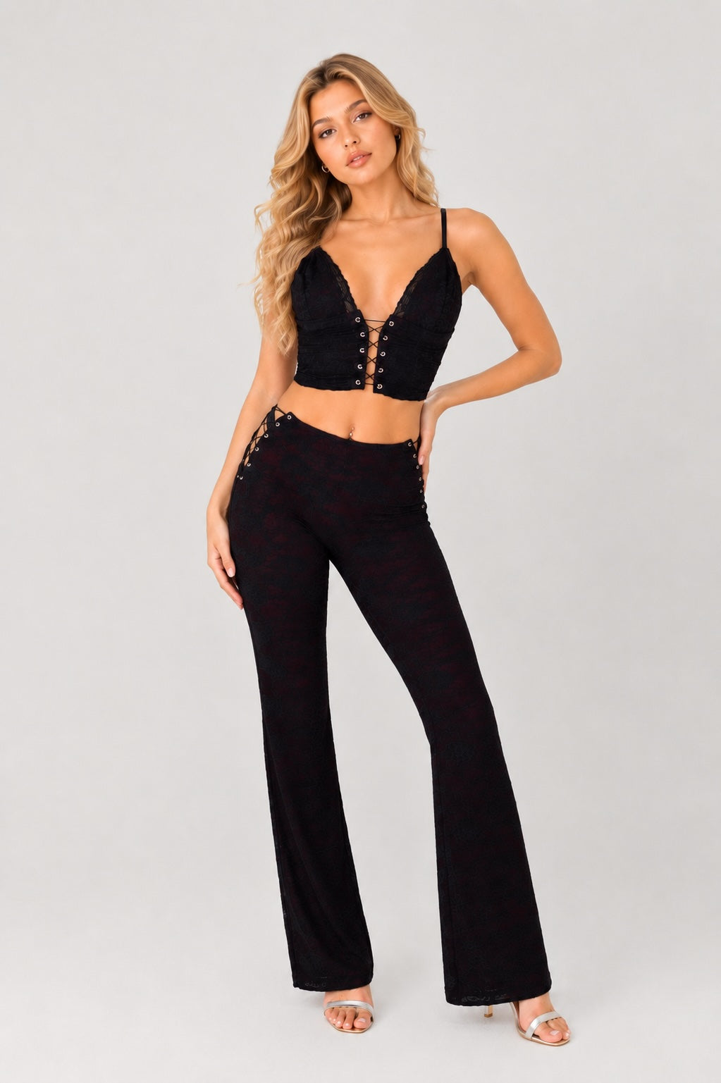 Ensemble femme Dressie Dress avec top à bretelles, laçage frontal et pantalon évasé, look élégant et jambes allongées.