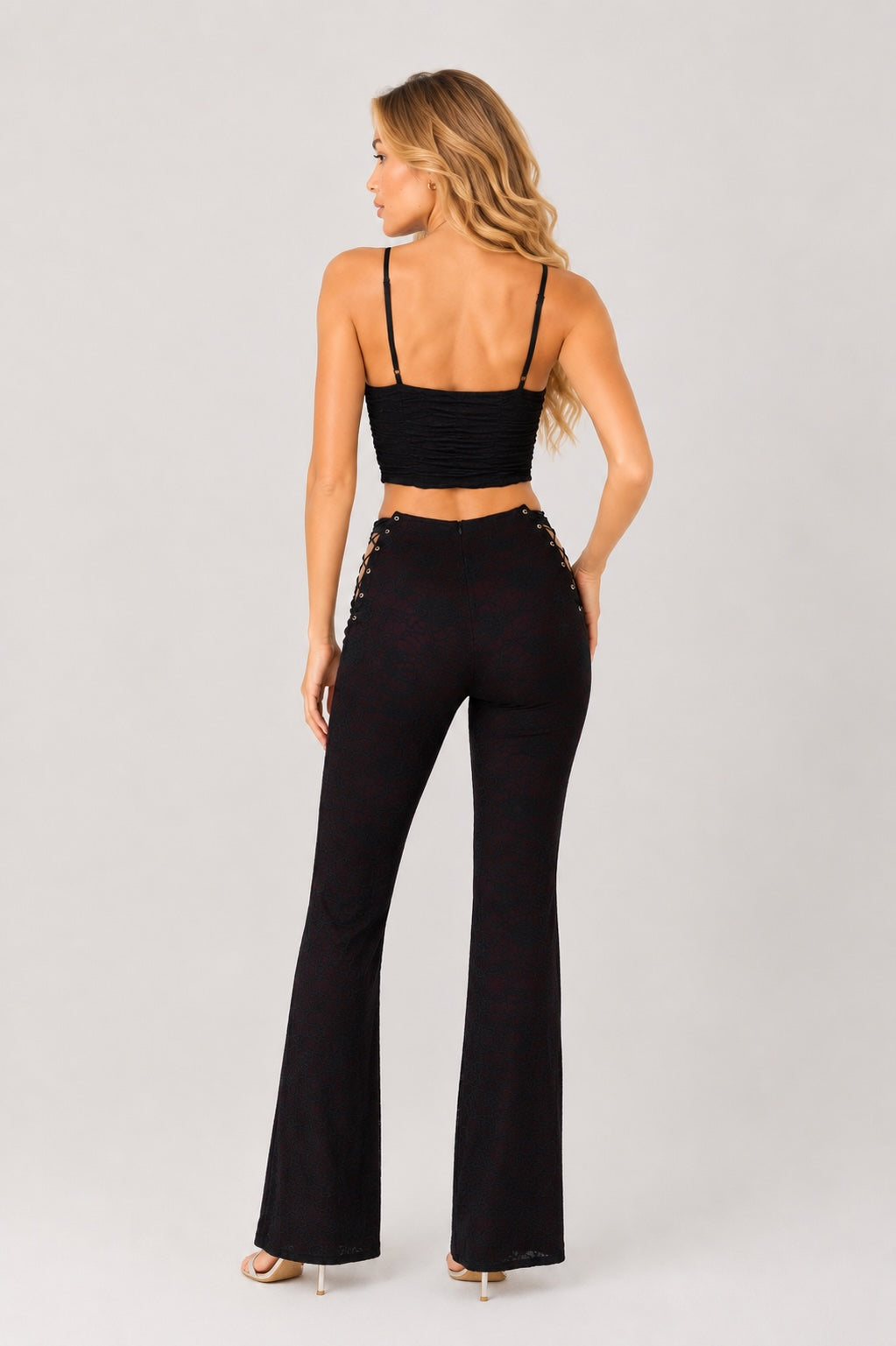 Ensemble femme Dressie Dress avec top à bretelles laçage frontal et pantalon évasé, silhouette sculptante et jambes longues