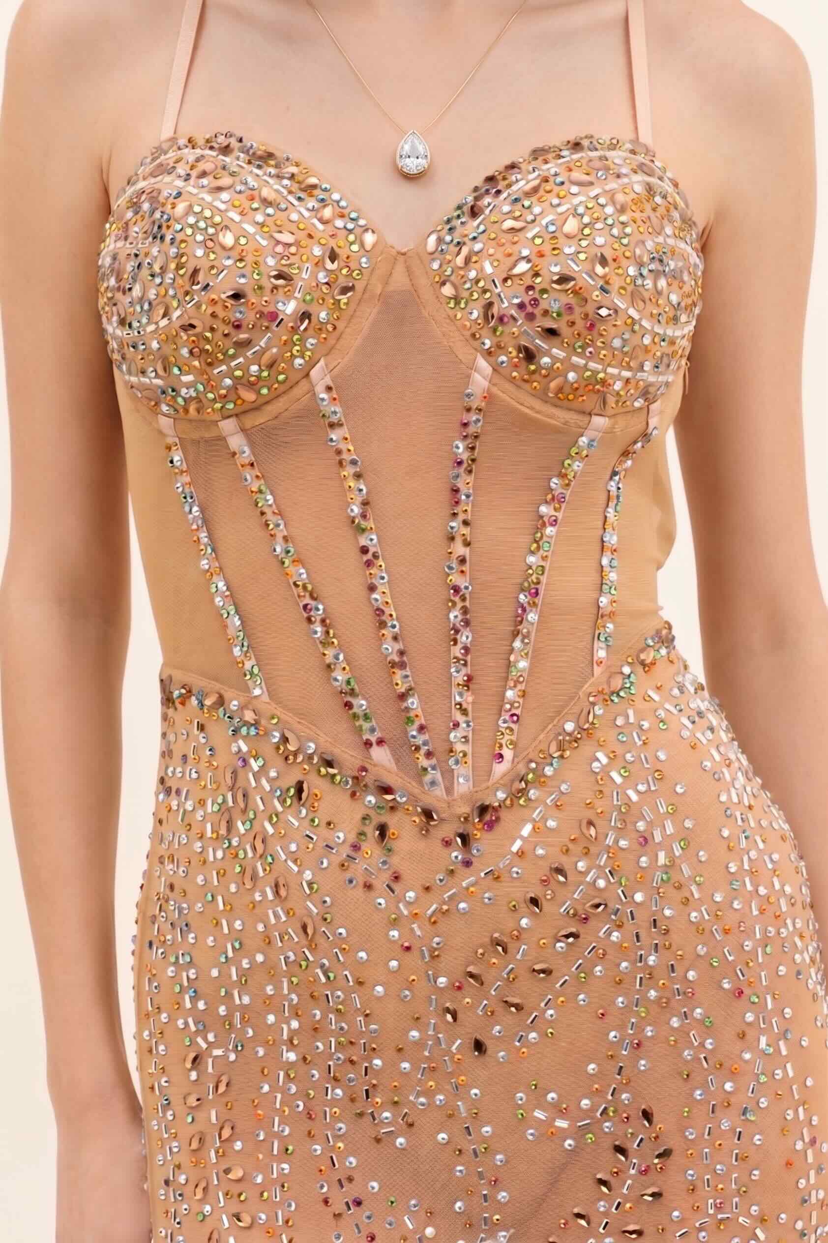 Robe longue pour femme Dressie Dress en tulle brillant avec strass, bustier corset, fines bretelles et fente haute.