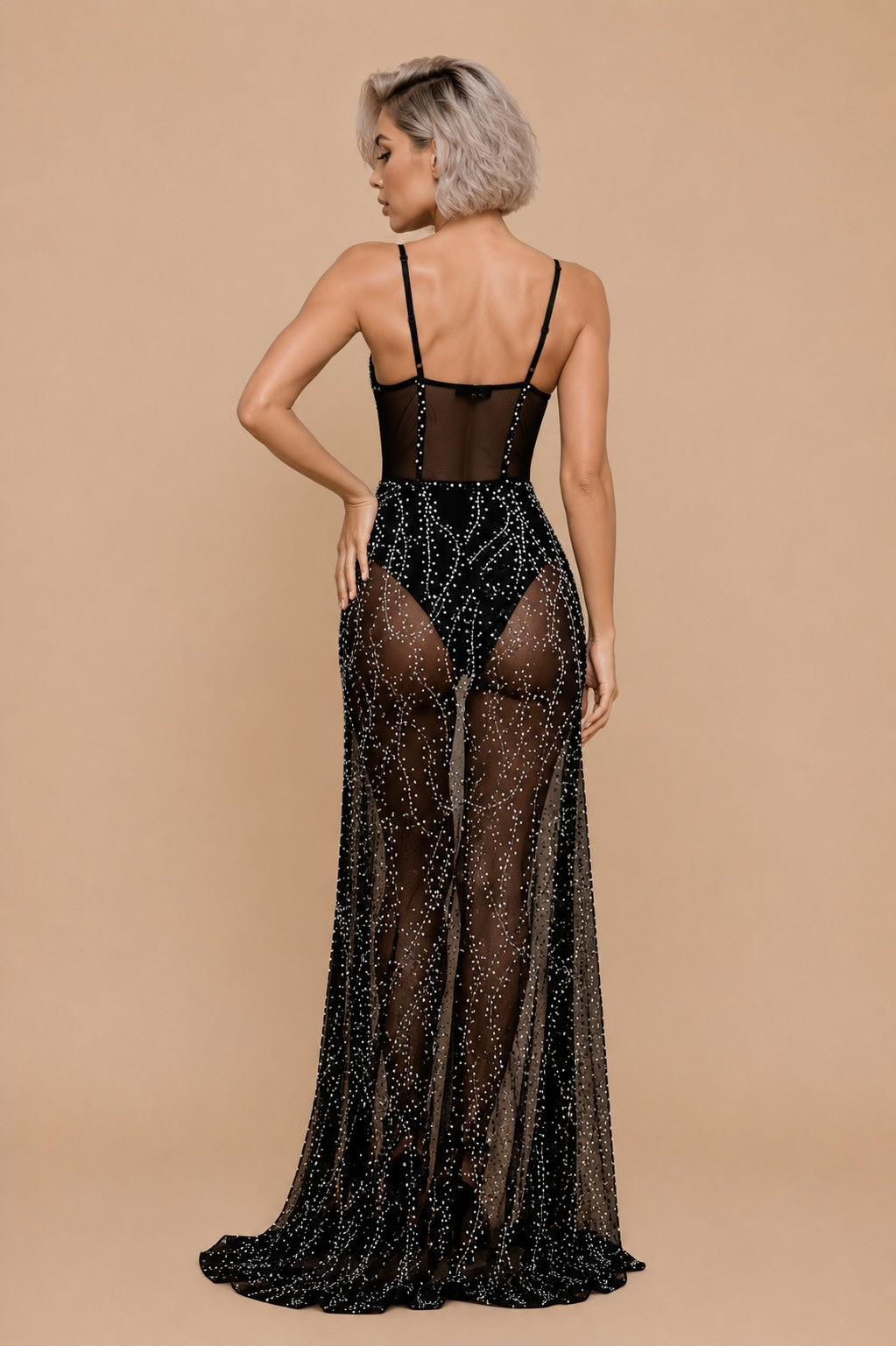 Robe longue noire pour femme, en tulle brillant avec strass, bretelles fines, corset à baleines, fente haute et traîne.