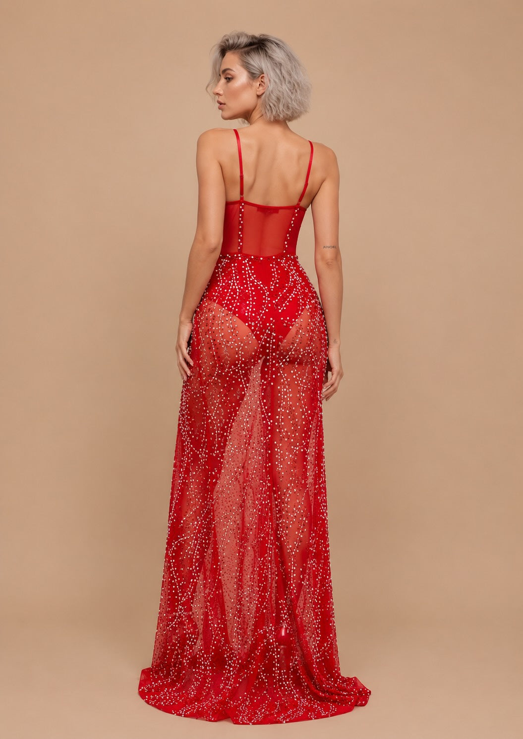 Robe longue femme en tulle brillant rouge avec strass, bonnets structurés, fines bretelles, corset à baleines, fente haute.