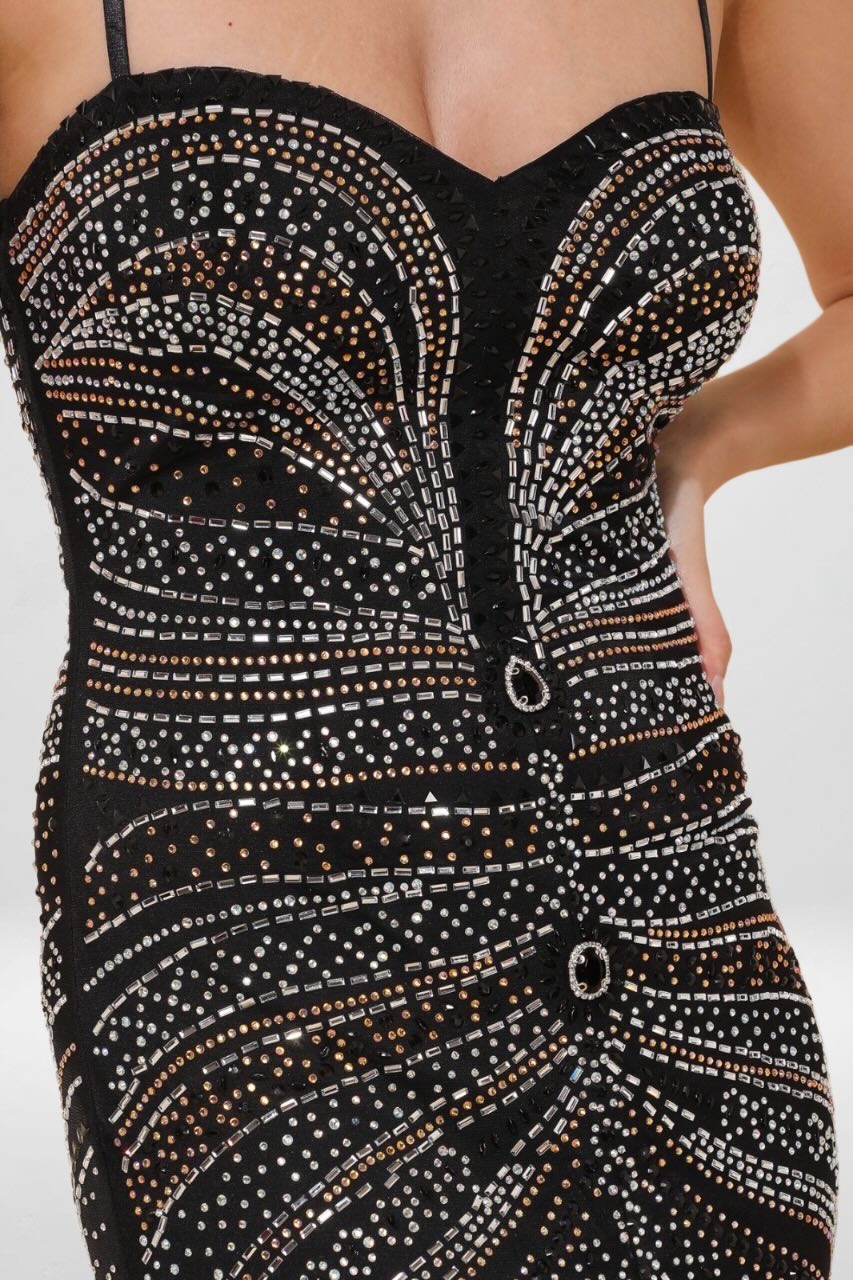 Robe longue femme Dressie Dress noire, brillante, décolleté cœur bustier, fines bretelles, coupe moulante avec fente frontale.