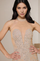 Robe courte cristalline effet combishort avec décolleté profond en tulle et col tour de cou – Tenue brillante | Dressie Dress