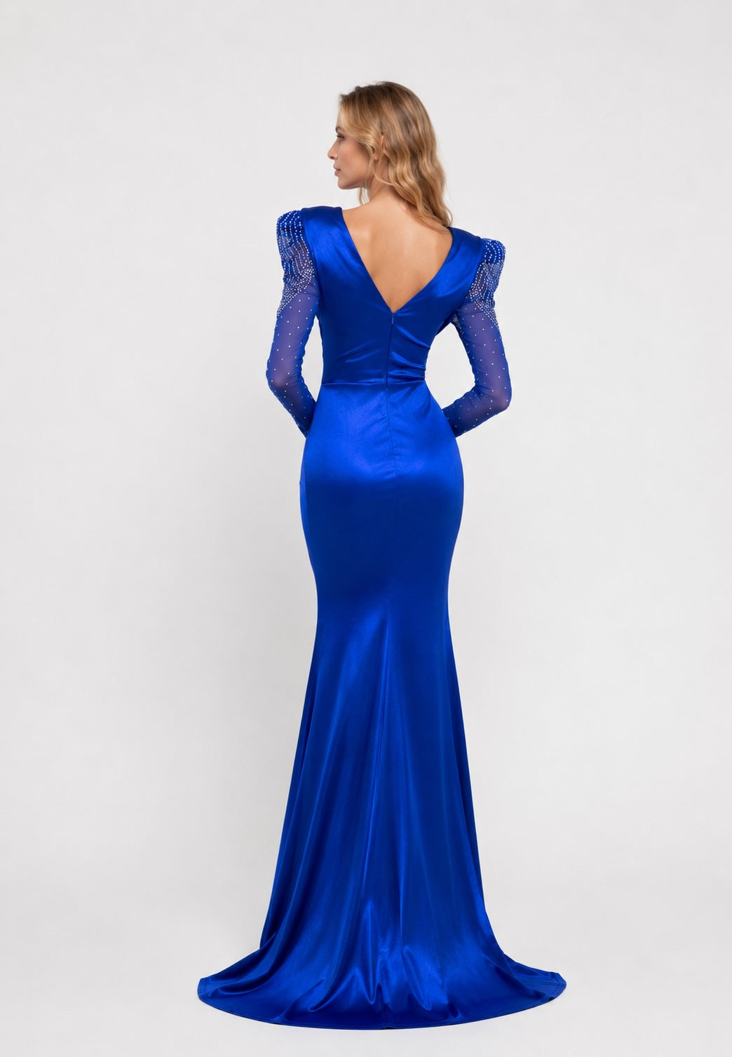 Robe de soirée longue en satin stretch Dressie Dress, décolleté en V, manches en tulle, drapé croisé à la taille et fente avant.