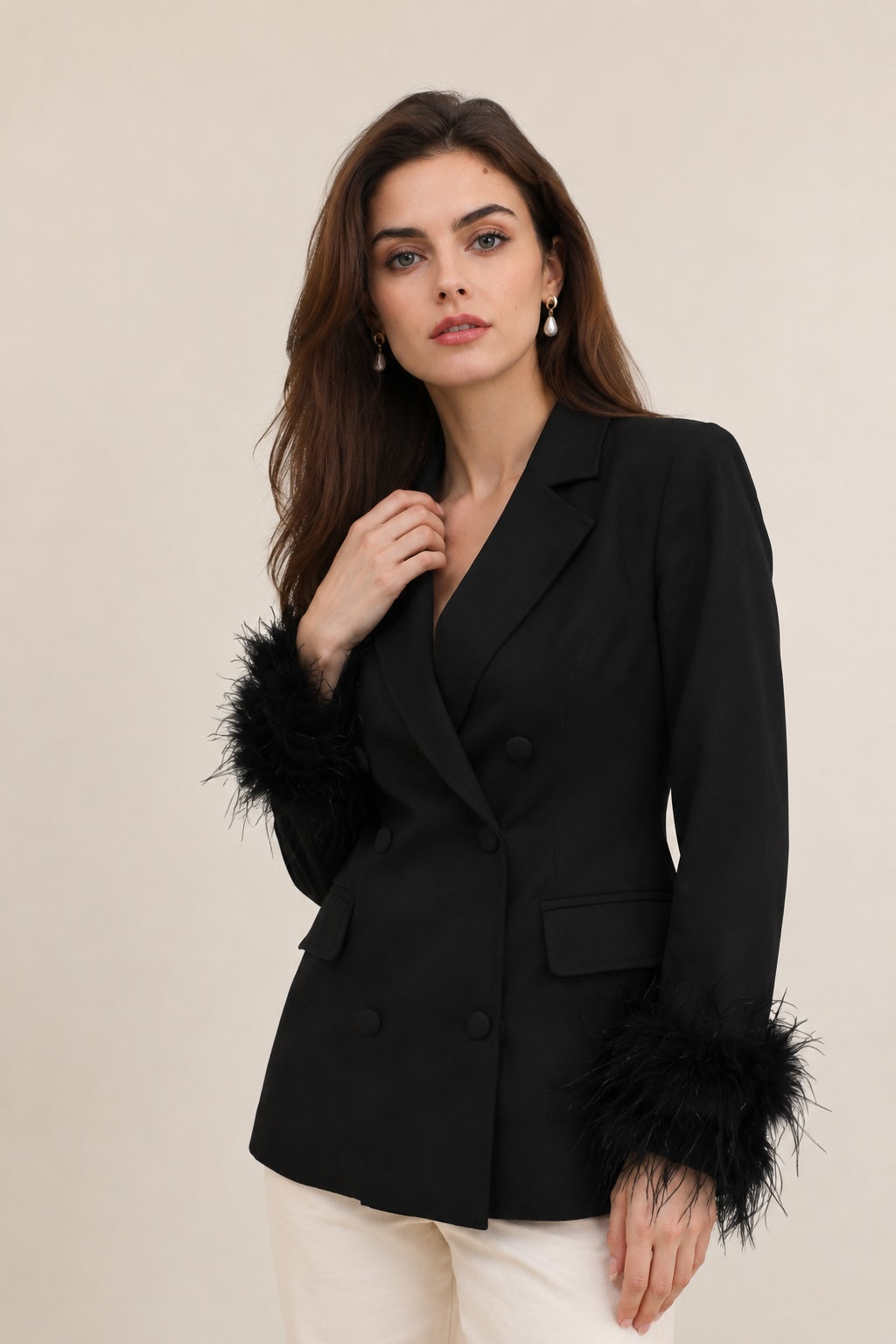 Veste blazer croisée cintrée pour femme avec col tailleur, décolleté en V profond et poignets à plumes, Dressie Dress