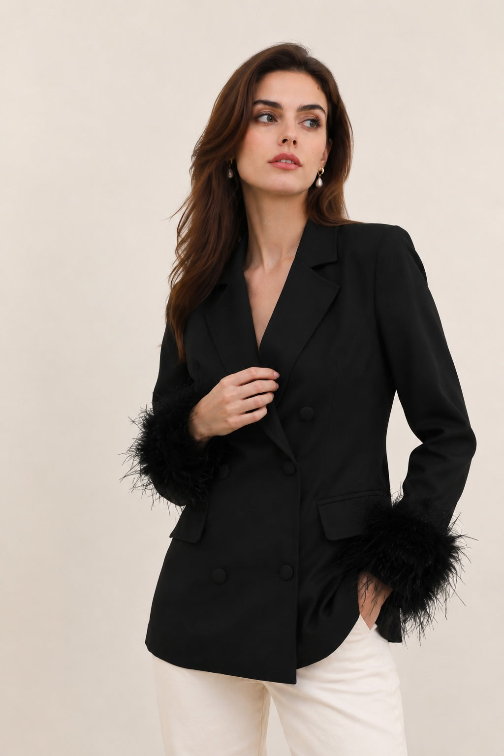 Veste blazer croisée cintrée pour femme avec col tailleur, décolleté en V profond et poignets à plumes, Dressie Dress