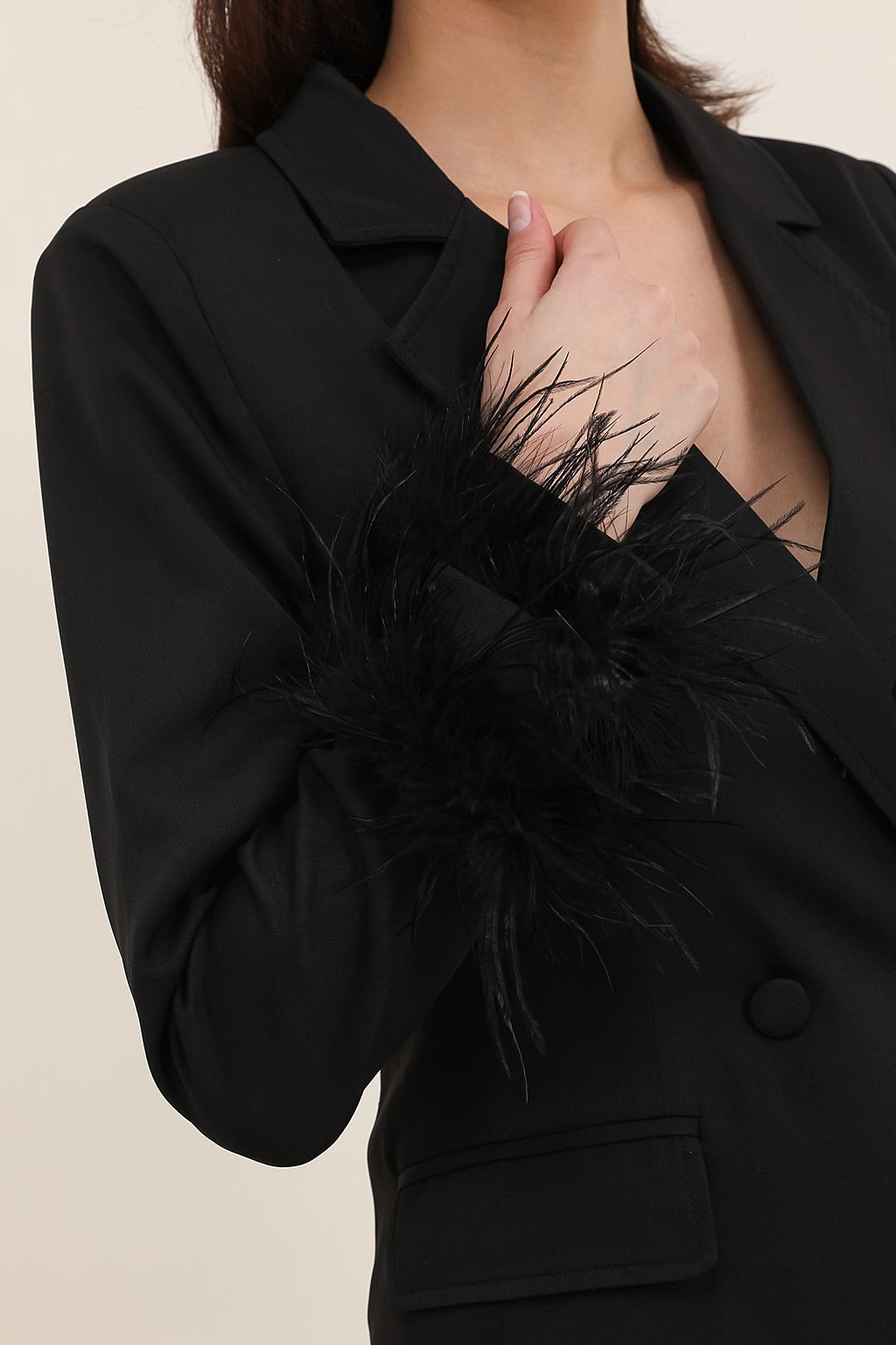 Femme Veste blazer croisée cintrée à col tailleur - décolleté V profond et poignets à plumes | Dressie Dress - Dressie Dress