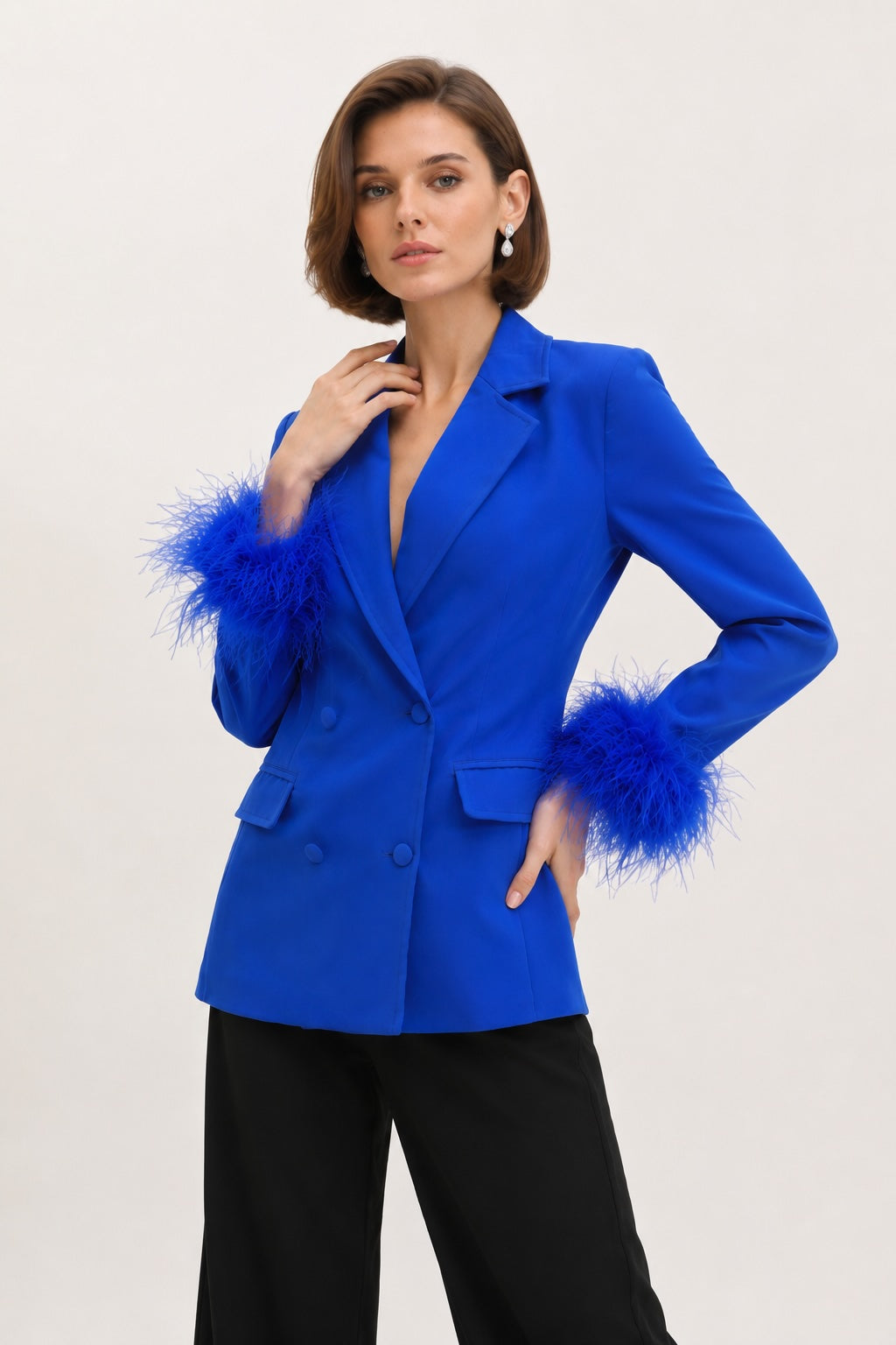 Veste blazer croisée pour femme Dressie Dress en bleu, col tailleur, décolleté en V profond et poignets à plumes.