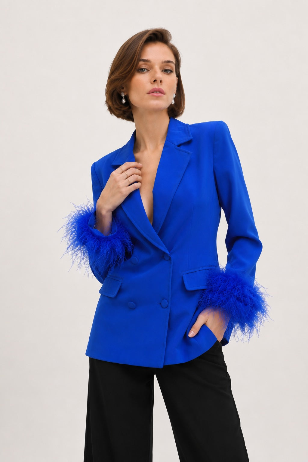 Veste blazer croisée pour femme Dressie Dress en bleu avec col tailleur, décolleté en V profond et poignets à plumes.
