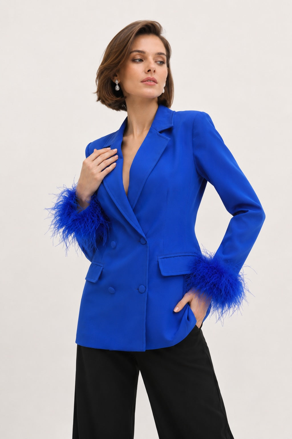 Veste blazer croisée cintrée pour femme de Dressie Dress, col tailleur, décolleté en V profond, poignets à plumes, bleu.