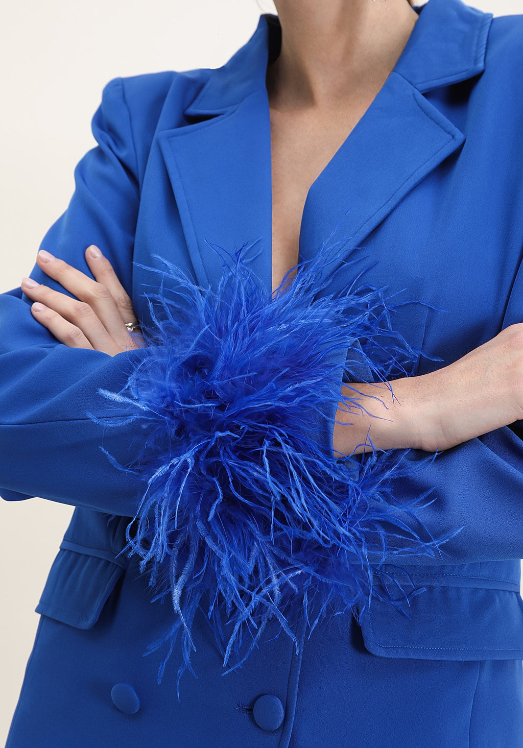 Femme Veste blazer croisée cintrée à col tailleur - décolleté V profond et poignets à plumes | Dressie Dress - Dressie Dress