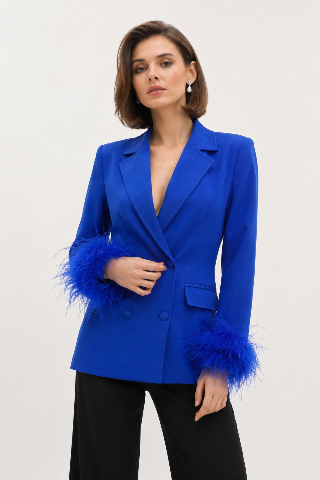 Veste blazer croisée cintrée pour femme de Dressie Dress, col tailleur, décolleté en V profond et poignets à plumes, couleur bleue.