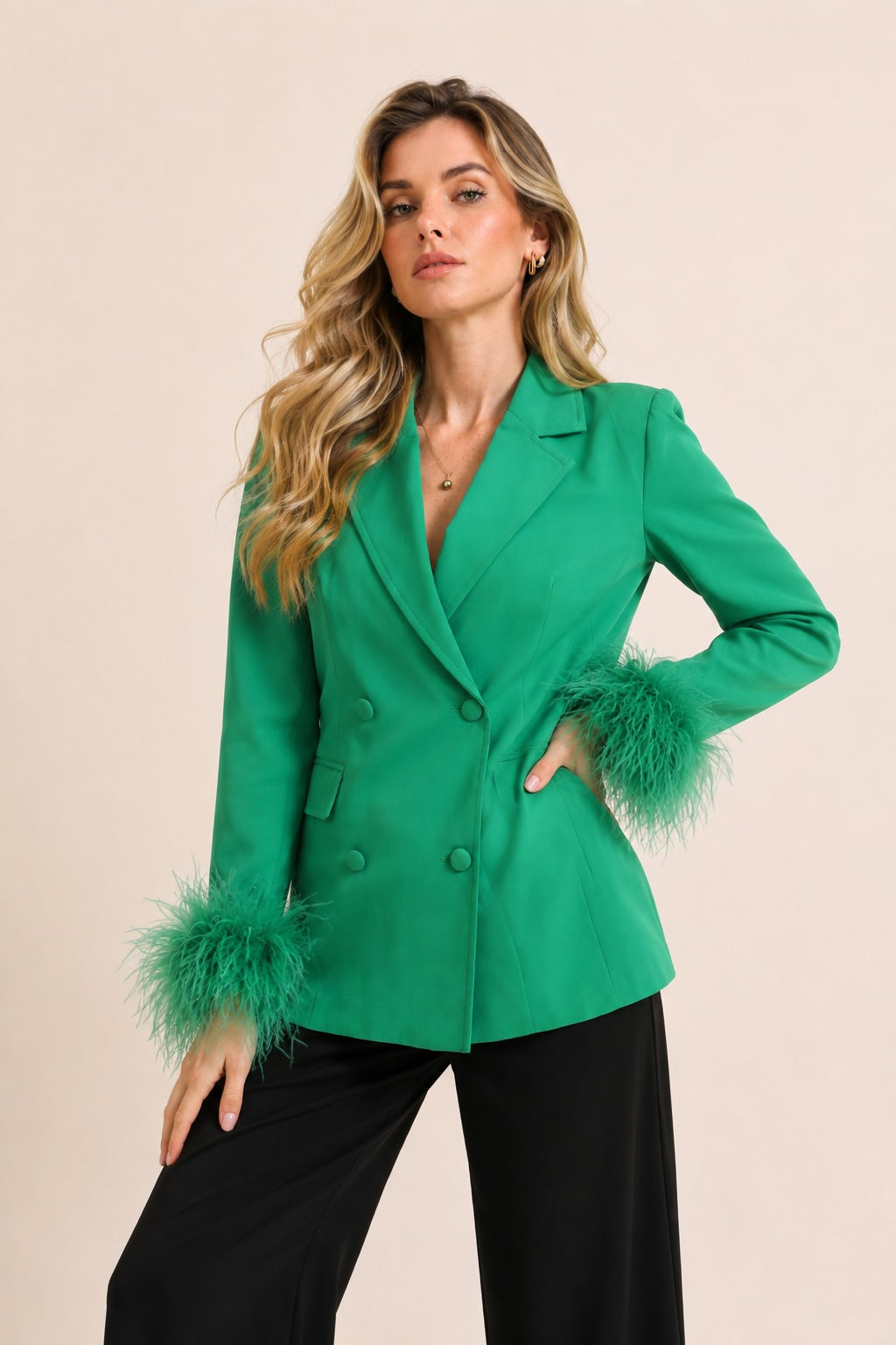 Veste blazer croisée pour femme Dressie Dress en vert avec col tailleur, décolleté en V profond et poignets à plumes.