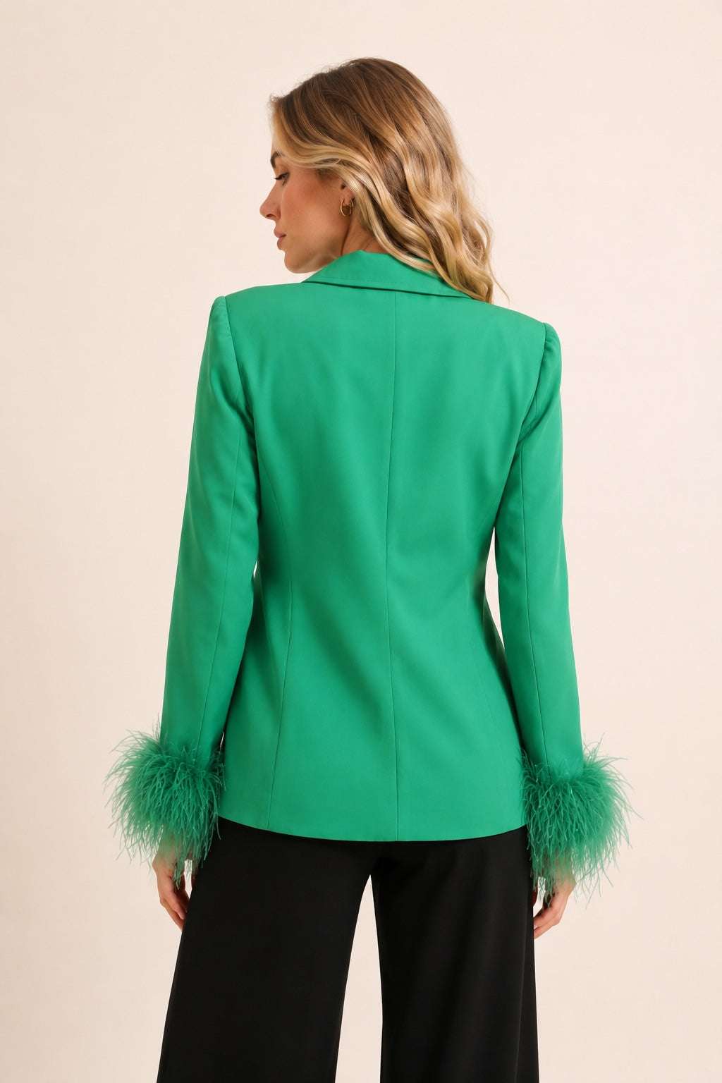 Veste blazer croisée cintrée pour femme de Dressie Dress, col tailleur, décolleté en V profond et poignets à plumes vert.