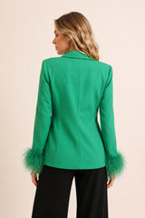 Veste blazer croisée cintrée pour femme de Dressie Dress, col tailleur, décolleté en V profond et poignets à plumes vert.