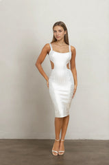 Robe bandage mi-longue à bretelles larges encolure carrée et découpes taille – Finition métallisée | Dressie Dress