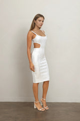 Robe bandage mi-longue à bretelles larges encolure carrée et découpes taille – Finition métallisée | Dressie Dress