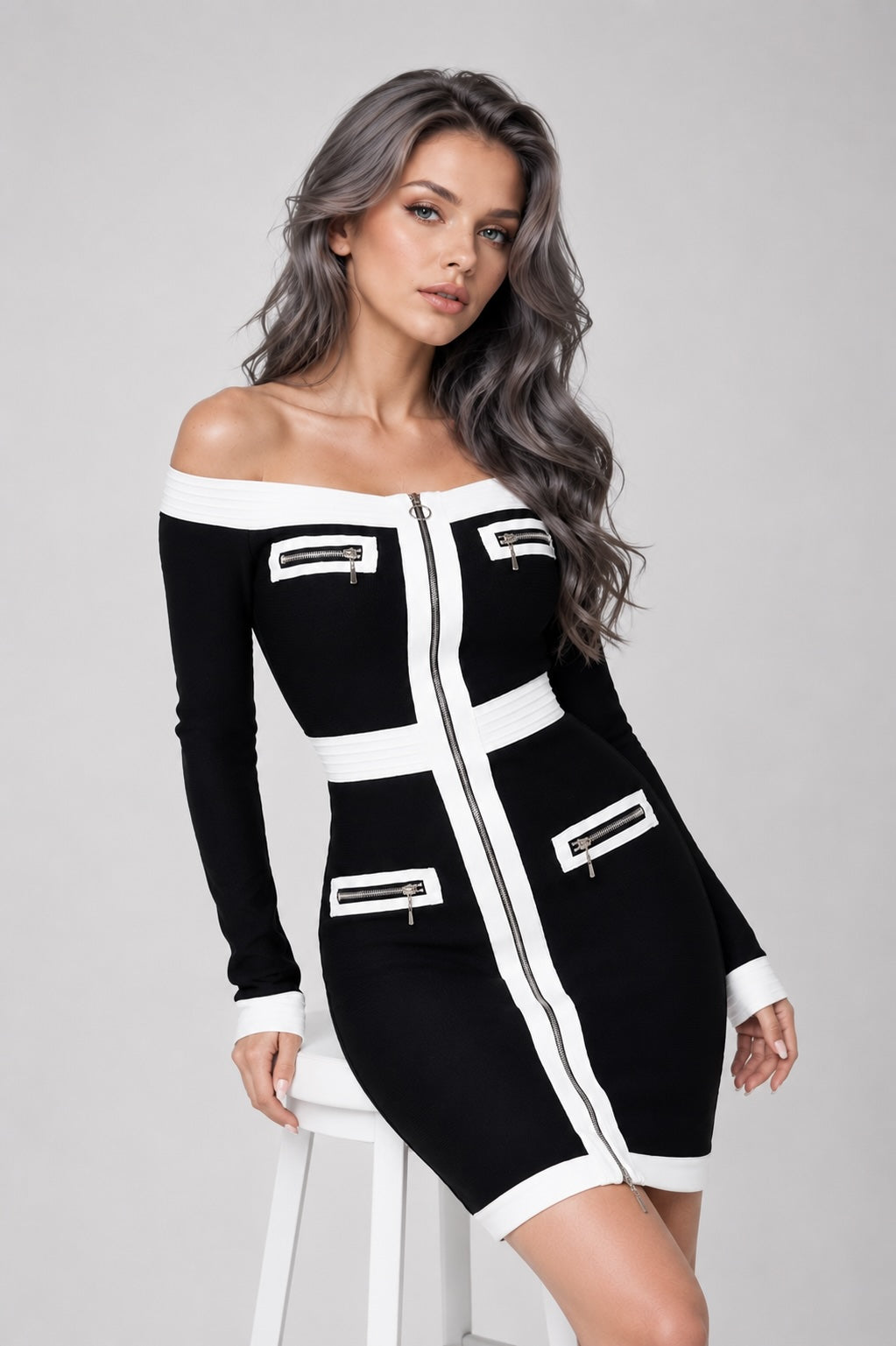 Robe courte bandage noire Dressie Dress à épaules dénudées, zip central, empiècements contrastés et fausses poches zippées.