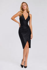 Robe bandage mi-longue brillante noire avec décolleté en V, bretelles fines, fente et taille cintrée, de Dressie Dress.