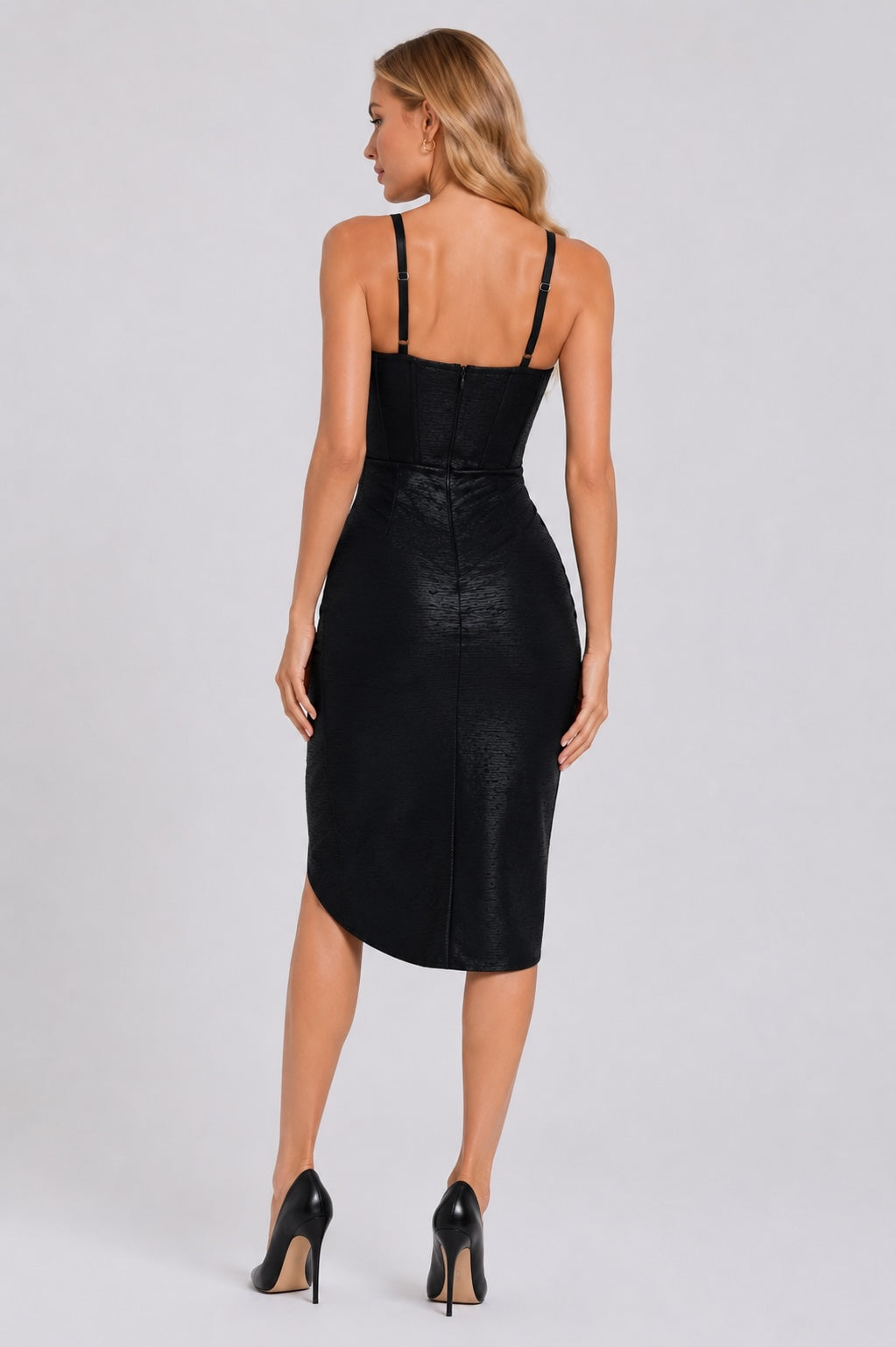 Robe bandage mi-longue noire brillante Dressie Dress avec bretelles, décolleté en V, drapés croisés et fendue, taille cintrée.