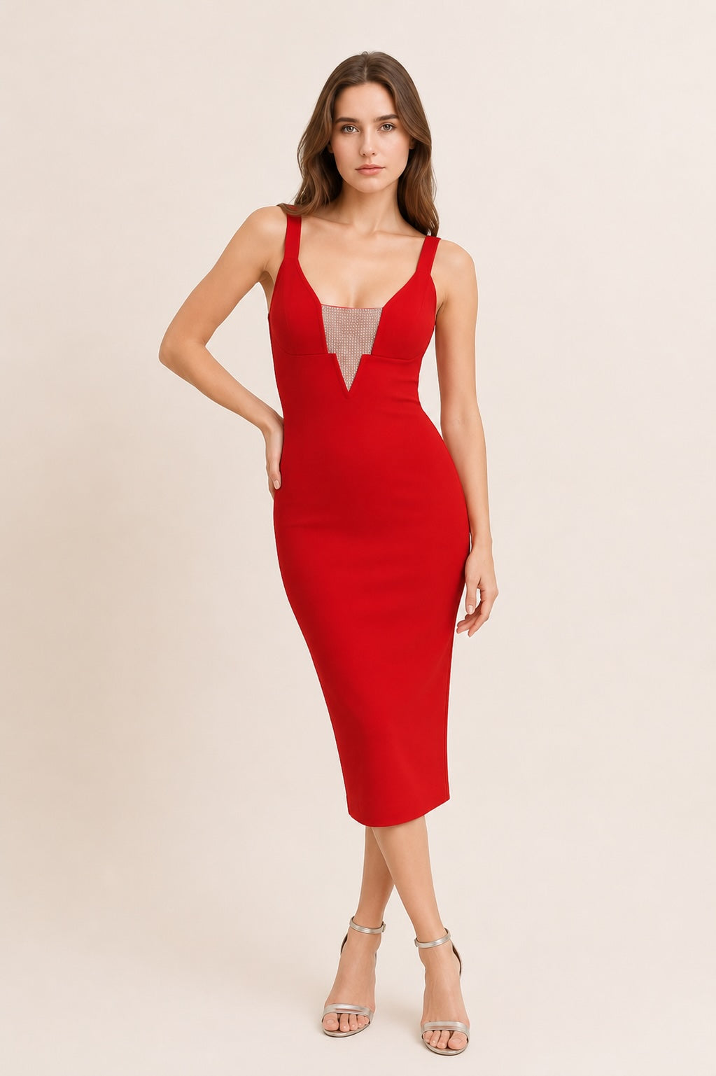 Robe bandage rouge mi-longue avec décolleté plongeant, résille strassée et dos ouvert, de la marque Dressie Dress