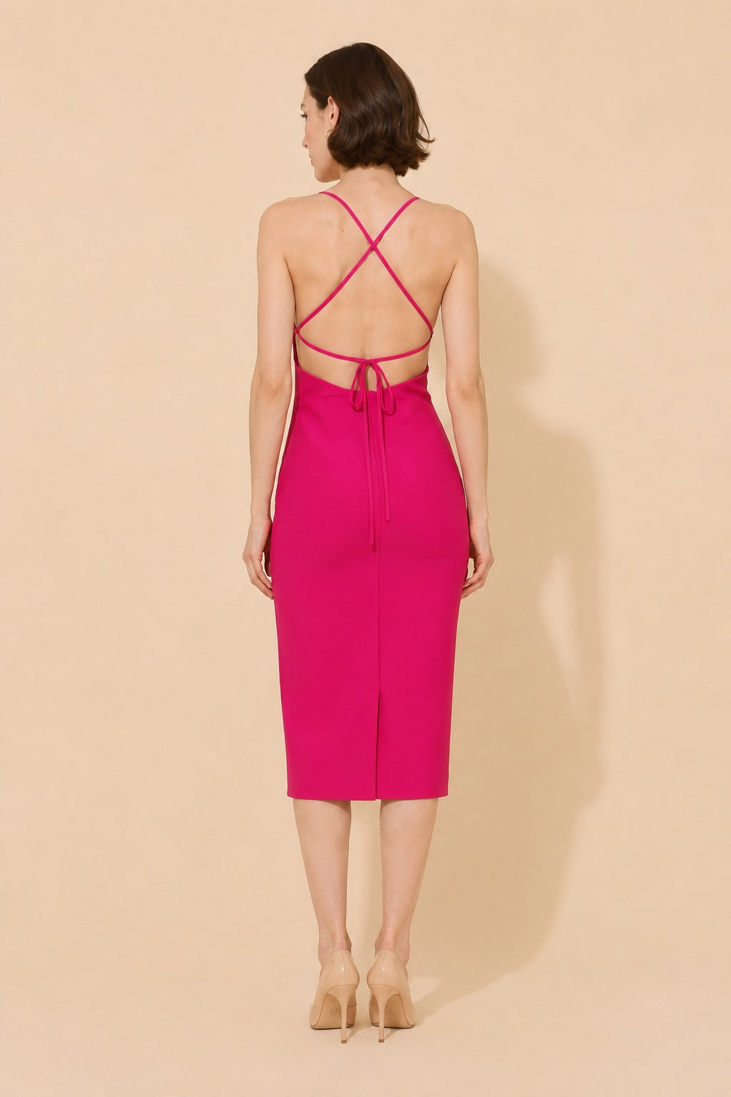 Robe bandage mi-longue moulante Dressie Dress avec bretelles fines, décolleté en V, dos nu, boutons bijoux et fente avant.