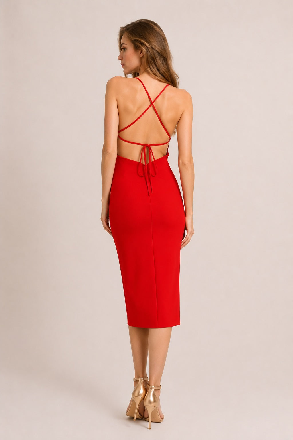 Robe bandage rouge mi-longue à bretelles fines, décolleté en V, dos nu, fente avant, boutons bijoux, style élégant.