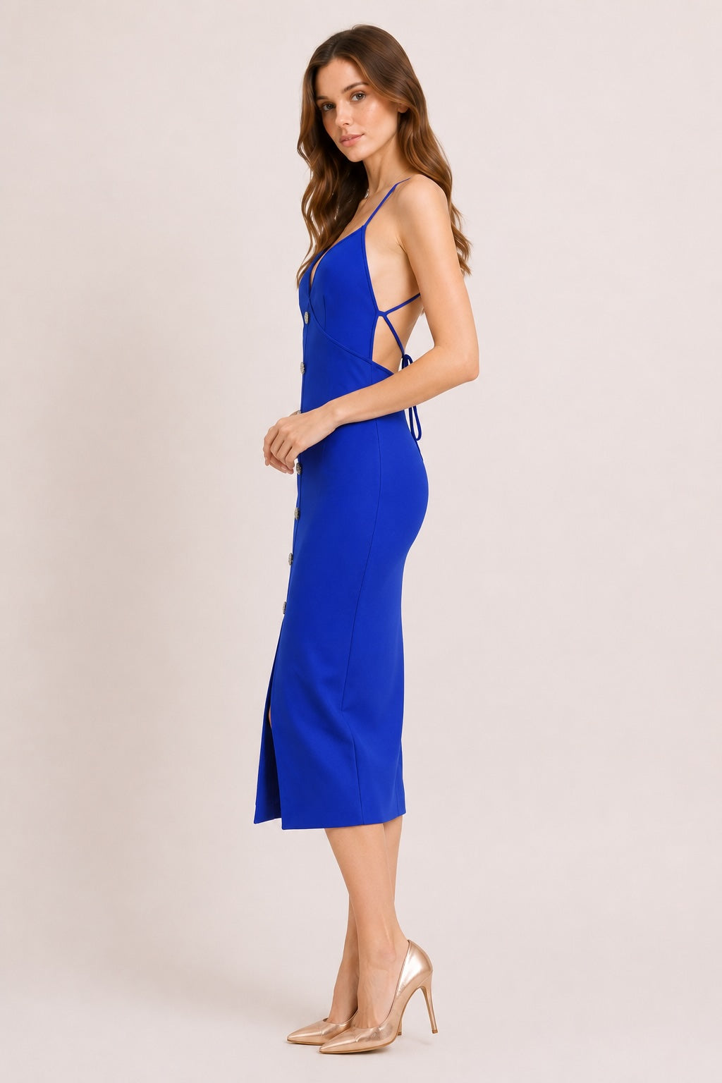 Robe bandage mi-longue bleue à bretelles fines, décolleté en V, dos nu, fente devant, boutons bijoux, par Dressie Dress