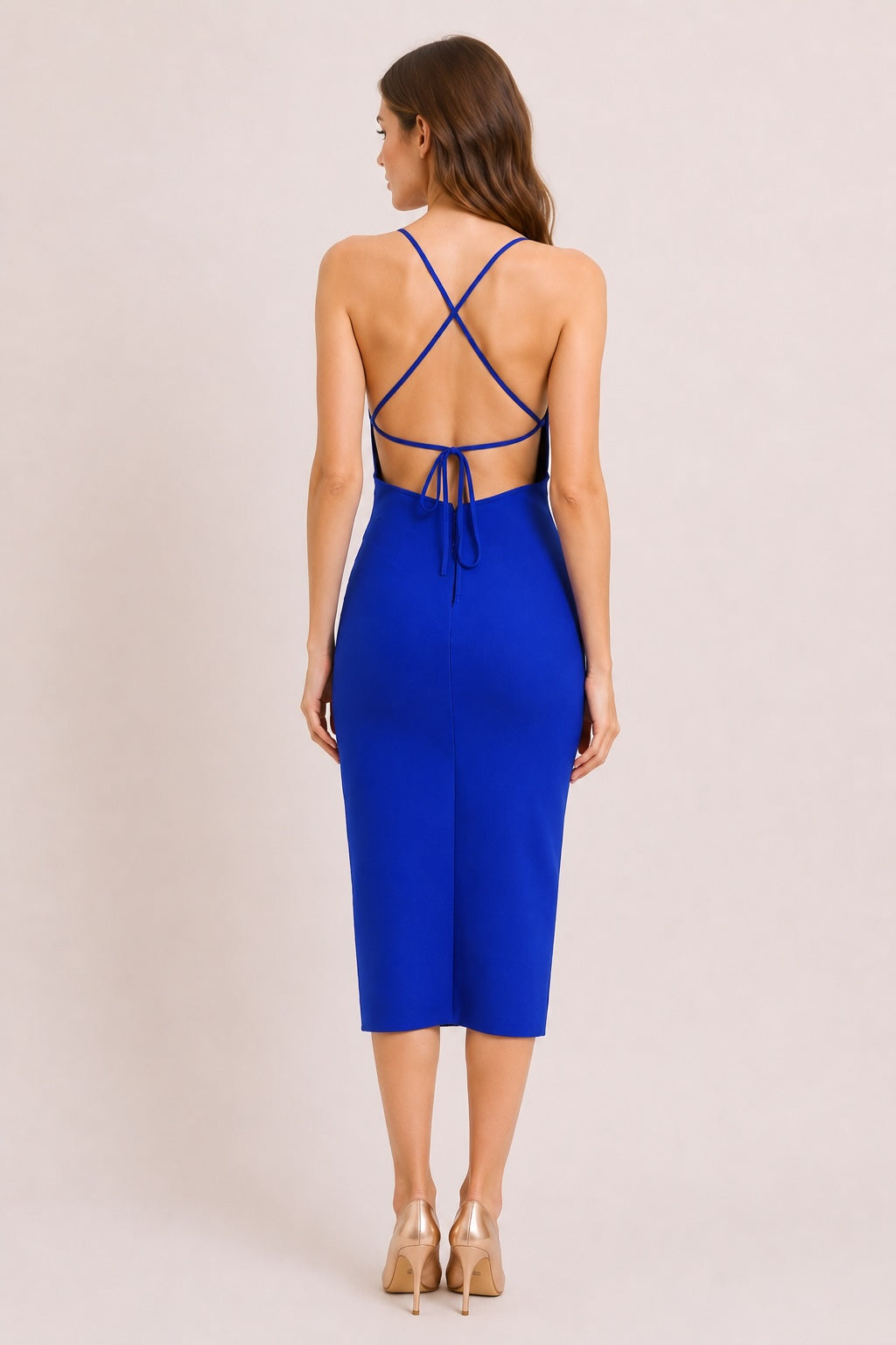 Robe bandage mi-longue bleu Dressie Dress, moulante à bretelles fines, décolleté V, dos nu avec liens, boutons bijoux et fente devant.