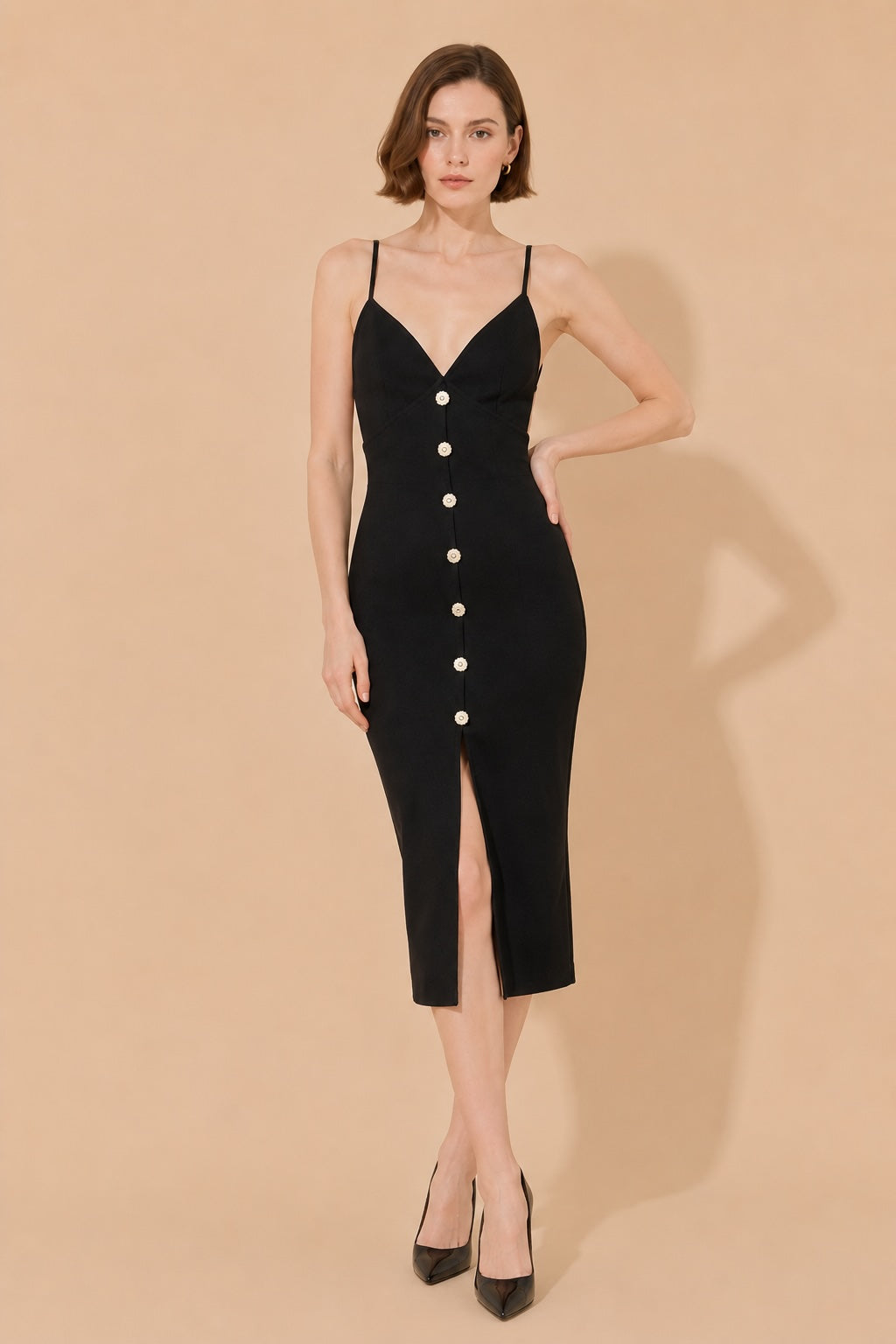 Robe bandage mi-longue noire Dressie Dress, moulante à bretelles fines, décolleté en V, dos nu, fente frontale et détails boutons bijoux.