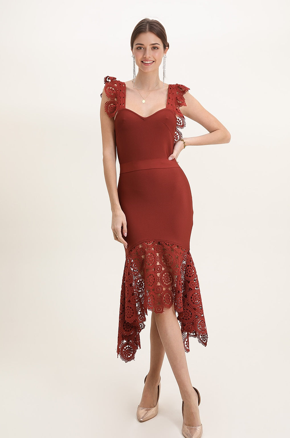 Robe midi moulante à bretelles dentelle et ourlet asymétrique transparent en dentelle | Dressie Dress