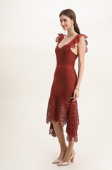 Robe midi moulante à bretelles dentelle et ourlet asymétrique transparent en dentelle | Dressie Dress