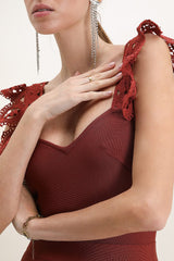 Robe midi moulante à bretelles dentelle et ourlet asymétrique transparent en dentelle | Dressie Dress